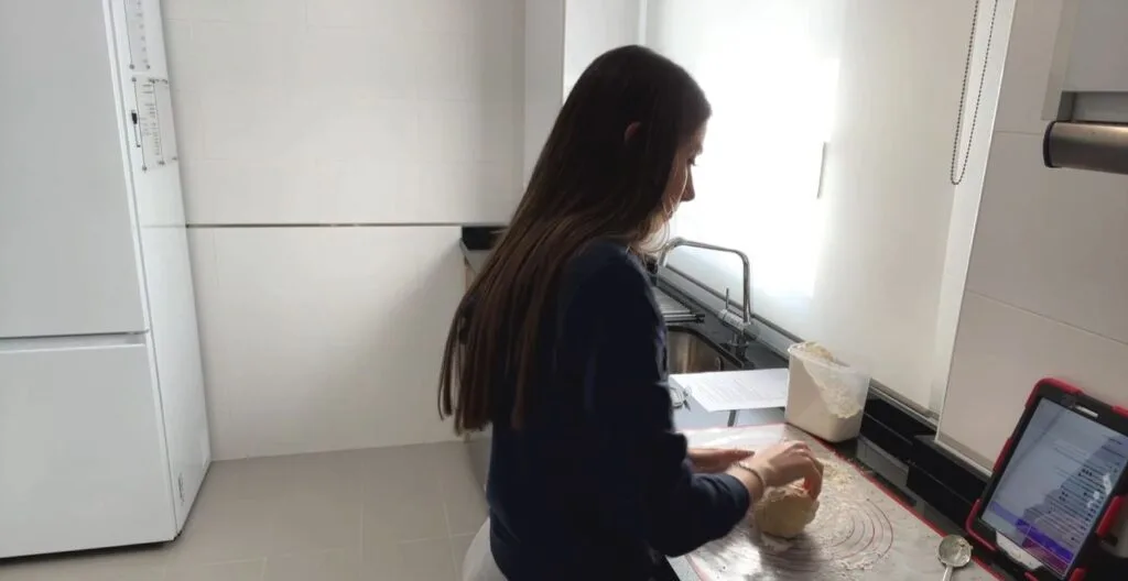 Mi_miau amasando masa con las manos para preparar un pan casero en Mimiaucocina.